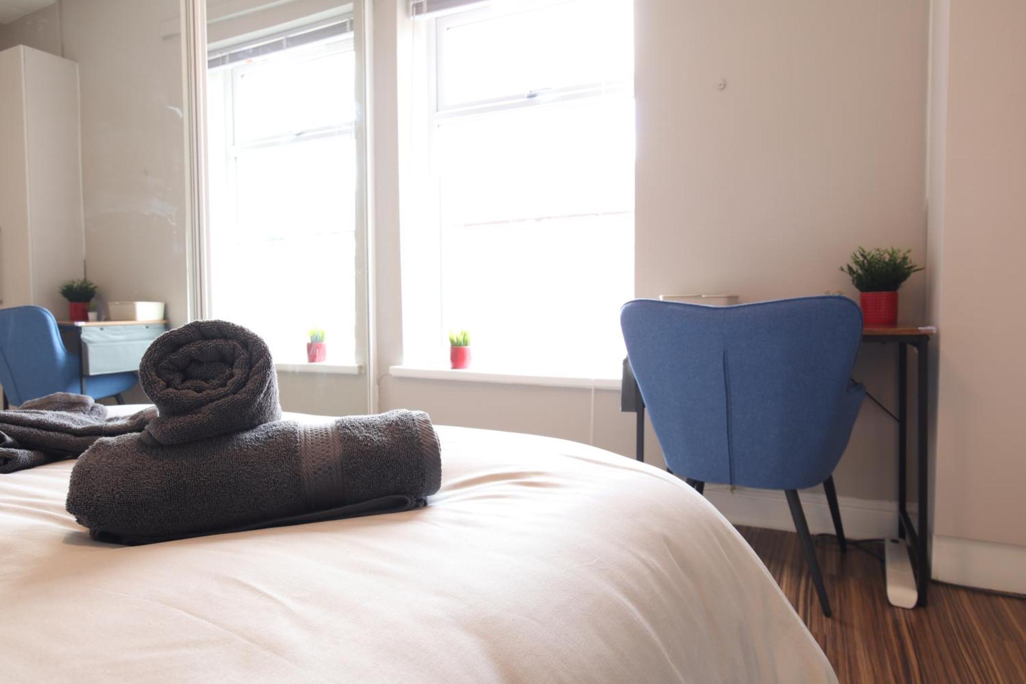 2-Bedroom, Free Parking, High Speed Wi-Fi, Swinton Manchester Exterior foto