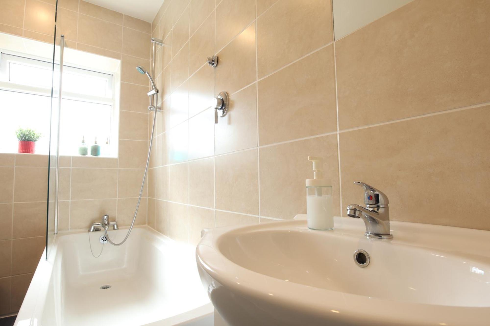 2-Bedroom, Free Parking, High Speed Wi-Fi, Swinton Manchester Exterior foto